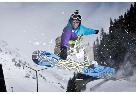 MESERIAŞII PÂRTIILOR. Tot mai mulţi bihoreni vor să vadă cum este să zbori şi să faci echilibristică prin zăpadă, aşa că iau lecţii de snowboarding (foto: Tiberiu Arsene)